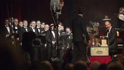 KORKAMERATER: Oslo Filharmoniske Kor (OFK) i Operaen, her ser vi ryggen til Geir Zahl og Helge Risa uten gassmaske.
Foto: Anders Grønneberg KORKAMERATER: Oslo Filharmoniske Kor (OFK) i Operaen, her ser vi ryggen til Geir Zahl og Helge Risa uten gassmaske.
Foto: Anders Grønneberg