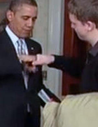 Her klasker Obama knoker med overrasket gjest