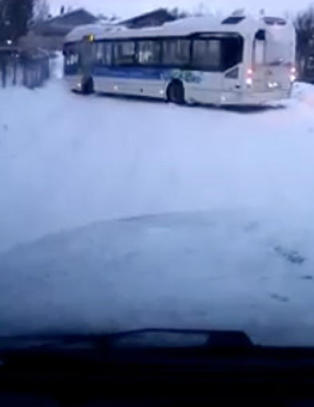 Øystein (24) måtte rygge som besatt, da bussen foran ham begynte å skli bakover