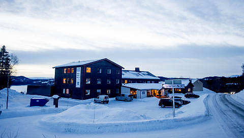 CAMP VIERLI: Skatehotellet, som n� er overtatt av de kule kidsa, var tidligere et h�yfjellshotell fylt med samtidskunst. Foto: THOMAS RASMUS SKAUG