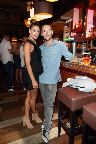 KJ�RLIGHET: Jenny og forloveden Thomas �Fingern� Gullestad har v�rt sammen i fem �r. - Vi f�r hverandre til � slappe av, sier Jenny.Foto: STELLA PICTURES