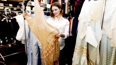 EN DR�M: Jennys mor er kostymedesigner og kunstner, og jobbet tidligere for NRK. Dermed l�p Jenny rundt blant NRK-kjolene allerede som lita jente. Hun kan fortsatt dr�mme seg bort i alle kl�rne.Foto: KRISTIN SVORTE