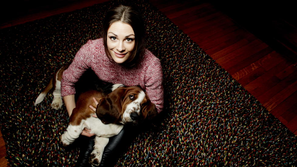 KJ�LEDEGGE: MGP-programleder Jenny Skavlan er glad for den frie barndommen i Skavlan-familien. Her med bassethunden Bror, familiens lille kj�ledegge.Foto: KRISTIN SVORTE