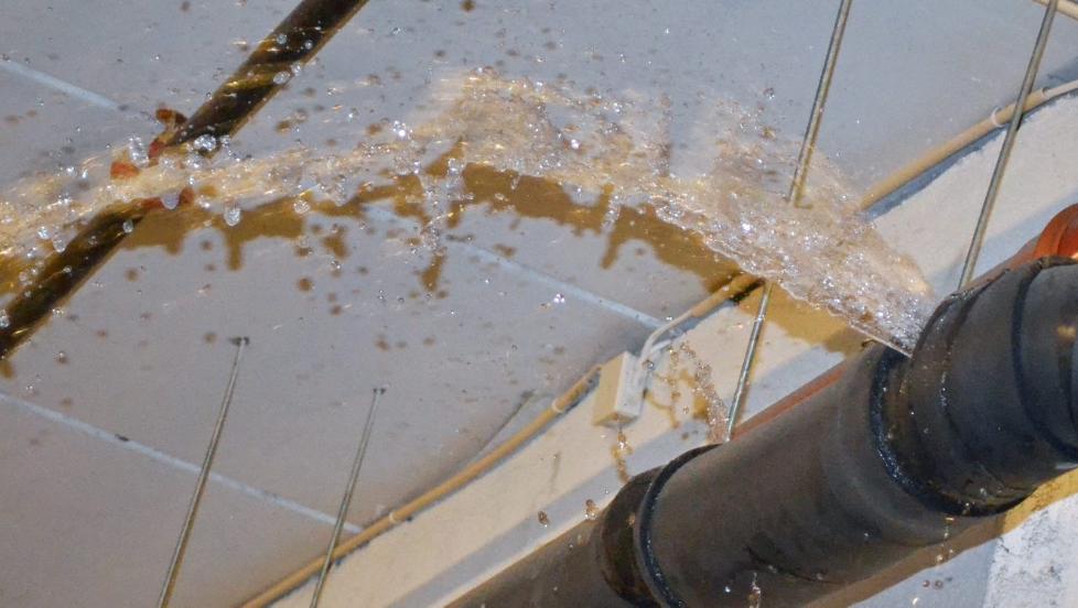 SKREKKSITUASJON: I perioder med streng kulde kan dette skje om man ikke s�rger for � holde minimum 10 grader i alle rom. Foto: Tryg Forsikring