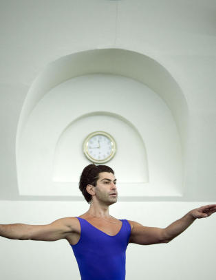 Toppdanser avh�rt etter syreangrep p� ballettsjef