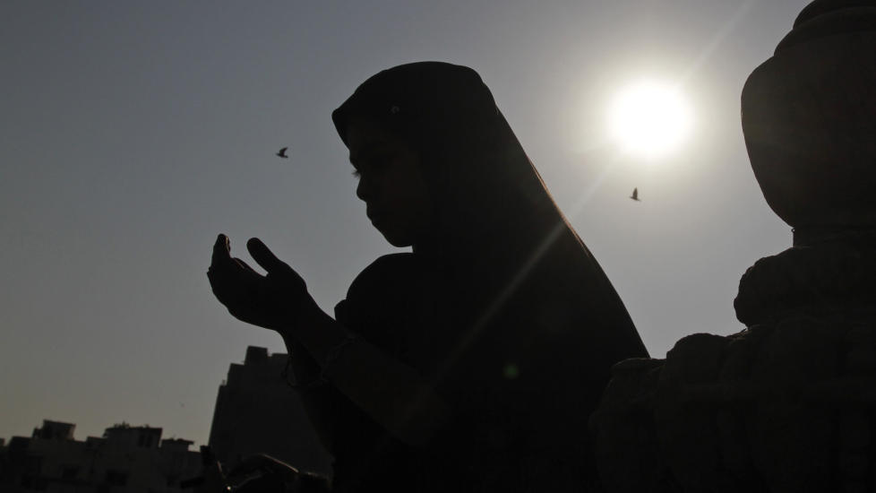 SOLGT: En elleve �r gammel jente skal ha blitt solgt av sin mor, som trengte � betale en bot. Jenta p� dette bildet har ikke noe med denne saken � gj�re. Foto: AP Photo/Ajit Solanki/NTBScanpix