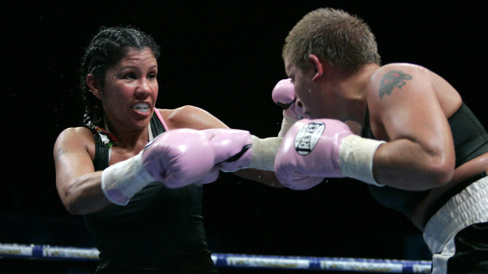  MOTSTANDEREN:  Om en uke m�ter Mia St. John den norske boksedronningen, Cecilia Br�khus, til kamp i Frederikshavn. Selv om hun mener Br�khus er verdens beste, tror playboymodellen at hun har en sjanse. Foto: AP Photo / Gregory Bull / NTB scanpix