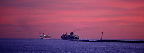 KVELDSSEILAS: To cruiseskip seiler ut fra Barcelona i solnedgangen. Den spanske havnebyen er nordmenns favoritthavn n�r man skal p� cruiseferie. Foto: EIVIND PEDERSEN