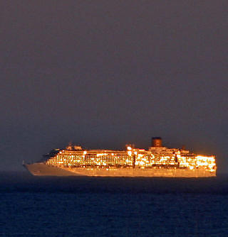 SOLNEDGANG: �Costa Liminosa� speiler solnedgangen i sine vinduer. Foto: EIVIND PEDERSEN