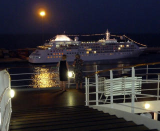 IDYLL: Et cruiseskip fra rederiet Silversea forlater havnen i Muscat, mens m�nen speiler seg i vannet. Foto: EIVIND PEDERSEN