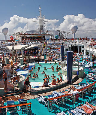 AVSLAPPING OM BORD: Bl� himmel og liv p� �verste dekk. Dette er dagligdags p� cruise. Foto: EIVIND PEDERSEN