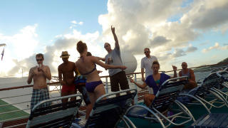 FESTLIG: En glad gjeng ungdommer lager sin egen fest p� �verste dekk, etter at cruiseskipet nettopp hadde forlatt karibiske St. Thomas. Foto: EIVIND PEDERSEN