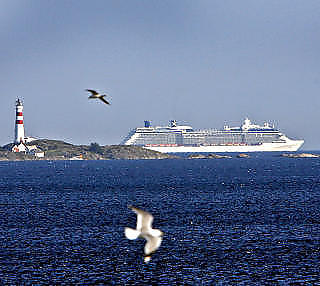 NORGE: Norske fjorder og spennende byer merker �kt ettersp�rsel fra cruisekundene. Her passerer �Celebrity Equinox� Oks�y fyr utenfor Kristiansand. Foto: EIVIND PEDERSEN