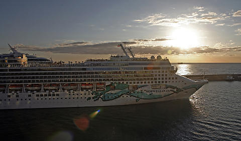 NORWEGIAN: Et skip fra NCL seiler ut fra havna i Civitavecchia i Italia, en av Europas travleste cruisehavner. Foto: EIVIND PEDERSEN