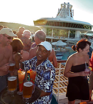 GODT LIV: Det er aldri langt mellom servit�rene p� cruise. Foto: EIVIND PEDERSEN