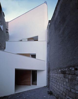 TRIPP TRAPP: Ved � vri p� huset, fikk man plass til balkonger i hver etasje. FOTO: Alberto Muciaccia