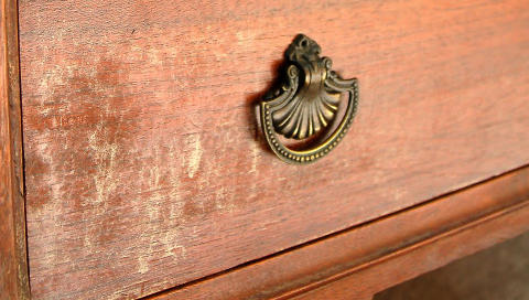 SLITT TREVERK: Slik s� kommoden ut f�r den ble behandlet med en blanding av olje og eddik. FOTO: Marian Parson / missmustardseed.com