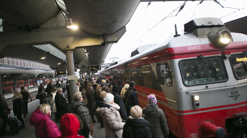 FORSINKELSER OG KAOS: 
Nok engang var det store forsinkelser og kanseleringer p� Oslo S fredag ettermiddag. En feil p� signalanlegget f�rer til full stans p� �stfoldbanen mellom Kolbotn og Ski. N� er �stfoldbanen �pen igjen. 
Foto: HEIKO JUNGE/NTB SCANPIX