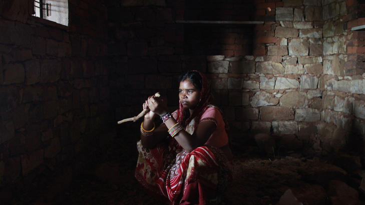 BARN MED BARN: Krishna (14) giftet seg da hun var 11 �r. For fire m�neder siden var ten�ringsjenta n�r d�den, da hun f�dte s�nnen Alok. Framtida deres er usikker. Foto: Danish Siddiqui / Reuters / NTB Scanpix