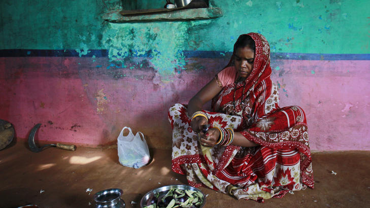 UNG MOR: Reuters-fotografen har fulgt jenta gjennom bryllup, ekteskap og f�dsel. Hun er bare 14 �r. Foto: Danish Siddiqui / Reuters / NTB Scanpix