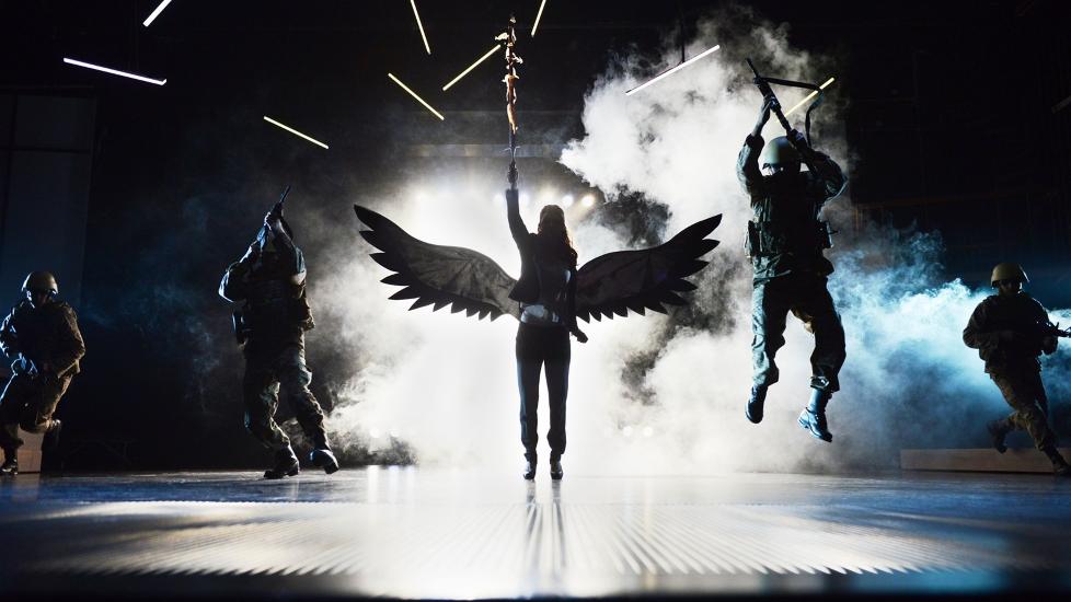 SKREKK OG ADVARSEL: �Shoot� gir grobunn for gru. Foto: Emile Ashley