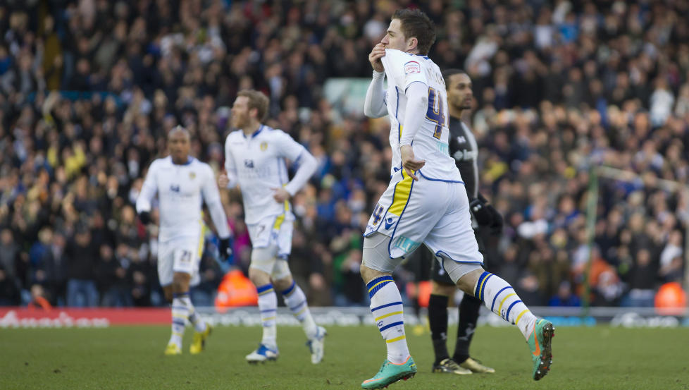 GLIMRENDE AVSLUTNING: Ross McCormack doblet ledelsen for Leeds i andre omgang, med et vakkert skudd. Foto: SCANPIX/AP/Jon Super