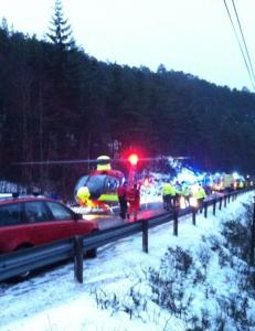 To d�de og fem alvorlig skadd i bilulykke i Fusa