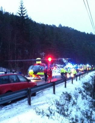 To døde og fem alvorlig skadd i bilulykke i Fusa