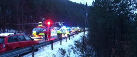 To d�de og fem alvorlig skadd i bilulykke i Fusa