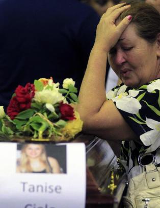 Bandet fors�kte � stoppe flammene fra scenen, men brannslokkingsapparatet virket ikke