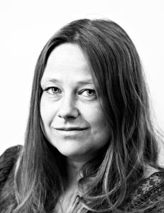 Blide tvillinger i rullestoler med vimpler p�