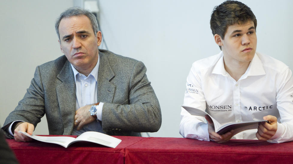 BR�T SAMARBEIDET: Sjakklegenden Garry Kasparov (t.v.) har tidligere coachet Magnus Carlsen. Foto: Heiko Junge, NTB scanpix .