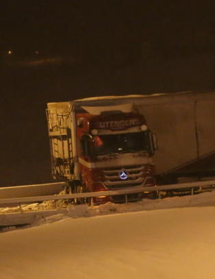 - Ekstremt glatt p� veiene n�