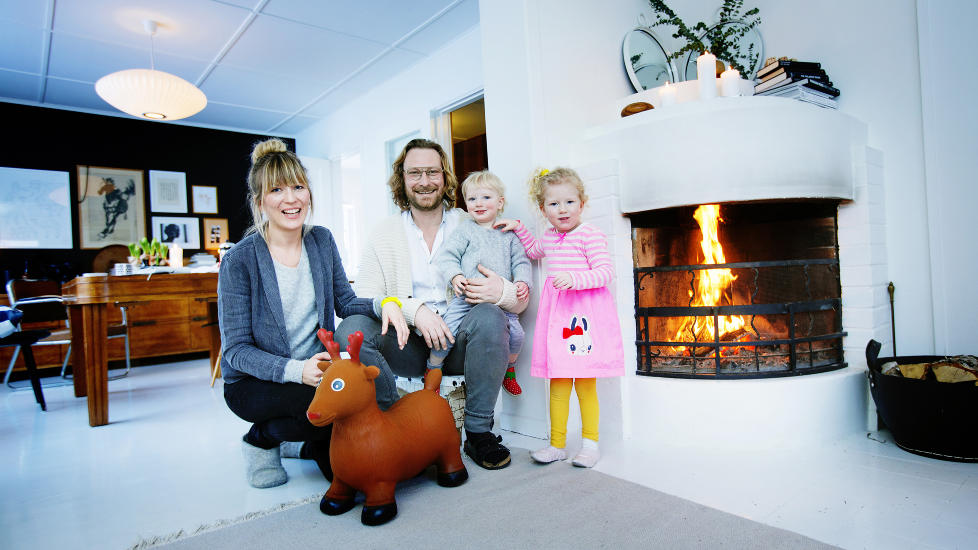 Familiehygge: Hilde Mork (34), Rolf Henning (Doffen) Andersen (36), Theis (1) og Veslem�y (3) er ferdige med oppussinga i SKien. De er forn�yde med at de slapp � bo der mens arbeidet p�gikk.