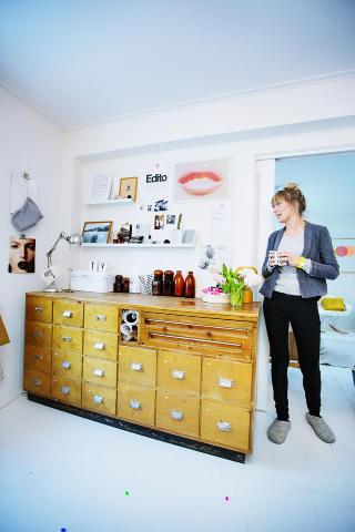 Bruktkupp: Hilde skal begynne � jobbe frilans, og har s�rget for � ha kontoret klart. Medisinskapet fant hun hos Skrot-Tor til en megt god pris.