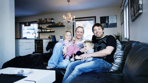 T�lmodige: Vegar Hafstad (33), Sofia Greversm�hl (29), Emilin (5) og Ronja (3) bor fortsatt i og med oppussingsprosjektet sitt. De har innsett at det vil ta tid, men vet at det vil l�nne seg.