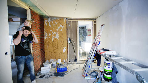 Streik: F�r jul tok Vegar en m�neds pause fra oppussingen. N� er han i gang igjen. Her skal det bli soverom.