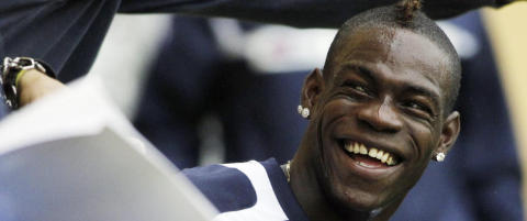 Balotelli er Berlusconis �br�d og sirkus� til et kriserammet Italia