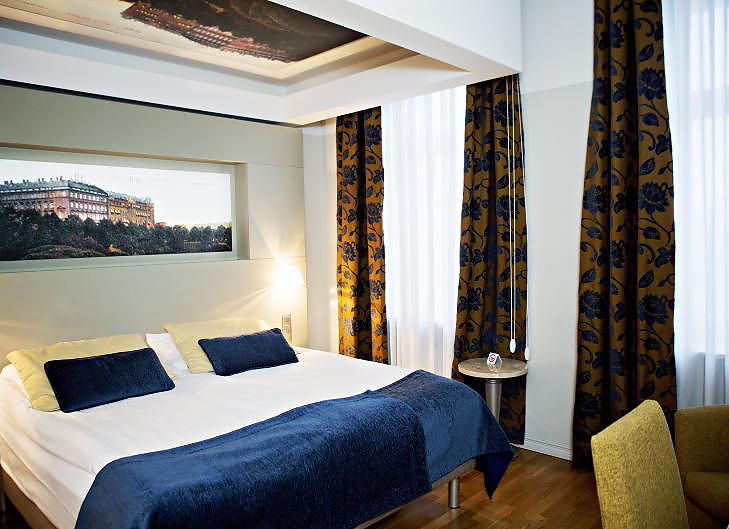 LUNT OG SMAKFULLT ROM: Senga er fantastisk, og gamle fotografier av hotellet gir et personlig preg.