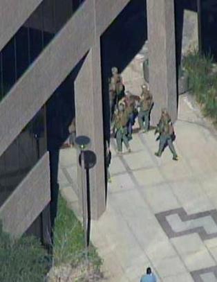 Seks s�ret i skyting i kontorbygg i Phoenix