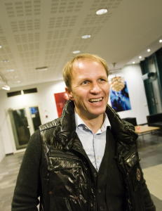 Petter Solberg h�per bilen holder i rallycross-starten