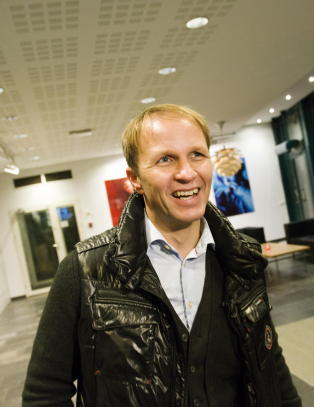 Petter Solberg h�per bilen holder i rallycross-starten