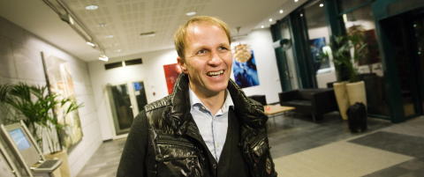 Petter Solberg h�per bilen holder i rallycross-starten