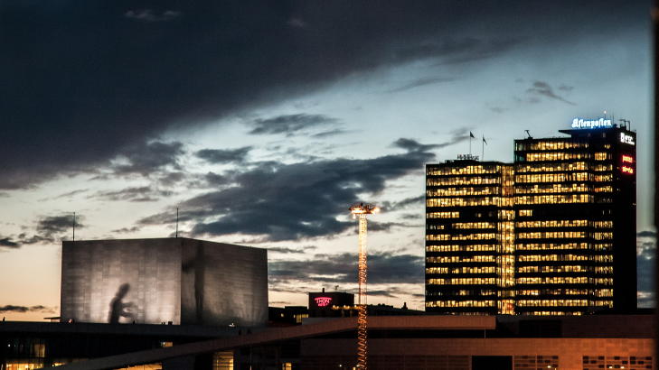  P� JOBB I ALLE KONTORER ? : Postgirobygget i Oslo en sein juni kveld i fjor. Foto: Audun Braastad/NTB Scanpix.