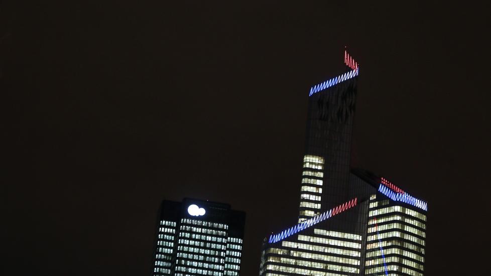  LYS I ALLE VINDUER - S� LENGE:  Frankrikes h�yeste bygning - 231 meter h�ye First Tower i Paris-forstaden La Defense - i komplett lysskrud p� kvelden 18. desember i fjor. FOTO: KENZO TRIBOUILLARD, AFP/NTB Scanpix.
