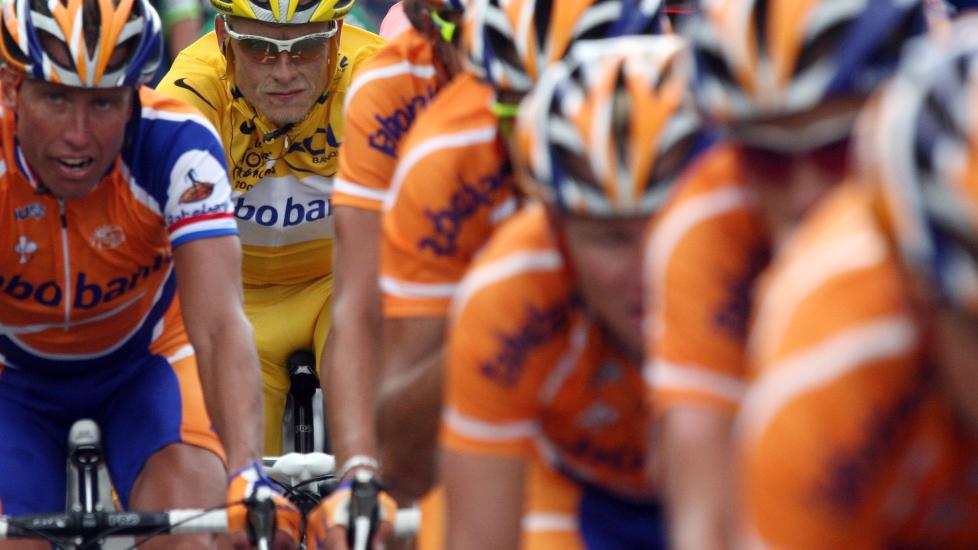 UTESTENGT: Michael Rasmussen (i gul tr�ye) ledet Tour de France da han ble kastet ut av rittet i 2007. Foto: Foto: AFP / JOEL SAGET / NTB SCANPIX