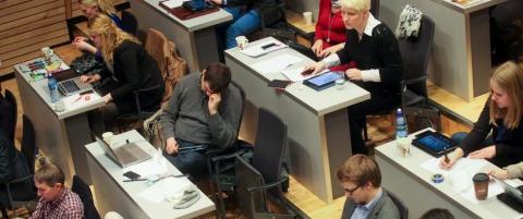 Her får de betalt for å strikke, tegne, surfe, hvile og sende sms