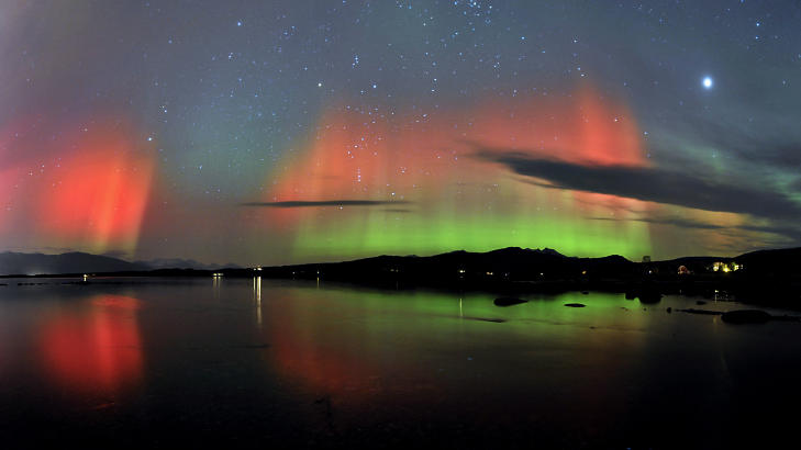  OKTOBERNORDLYS:  Dette nordlyset er fotografert p� H�k�ybotn p� Kval�ya utenfor Troms� 25. oktober 2011. Foto: FREDRIK BROMS/ BILDE FRA BOKA �NORDLYSET - EN GUIDE�