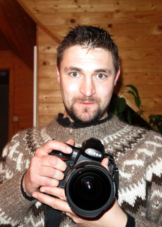 NORDLYSJEGEREN:  Fredrik Broms jakter p� nordlyset med kamera.