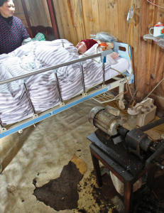 Foreldrene m�tte jobbe d�gnet rundt for � holde s�nnen (23) i live med manuell respirator